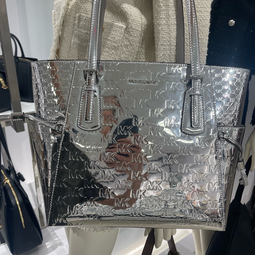 MICHAEL KORS Voyager Large Patent Logo Debossed EW Shoulder Tote Bag
Silver
NWT - Picture 6 of 16